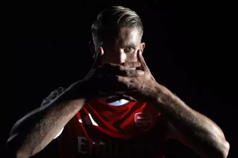 بالقميص رقم 14.. أرسنال يعلن ضم فيكتور جيوكيريس